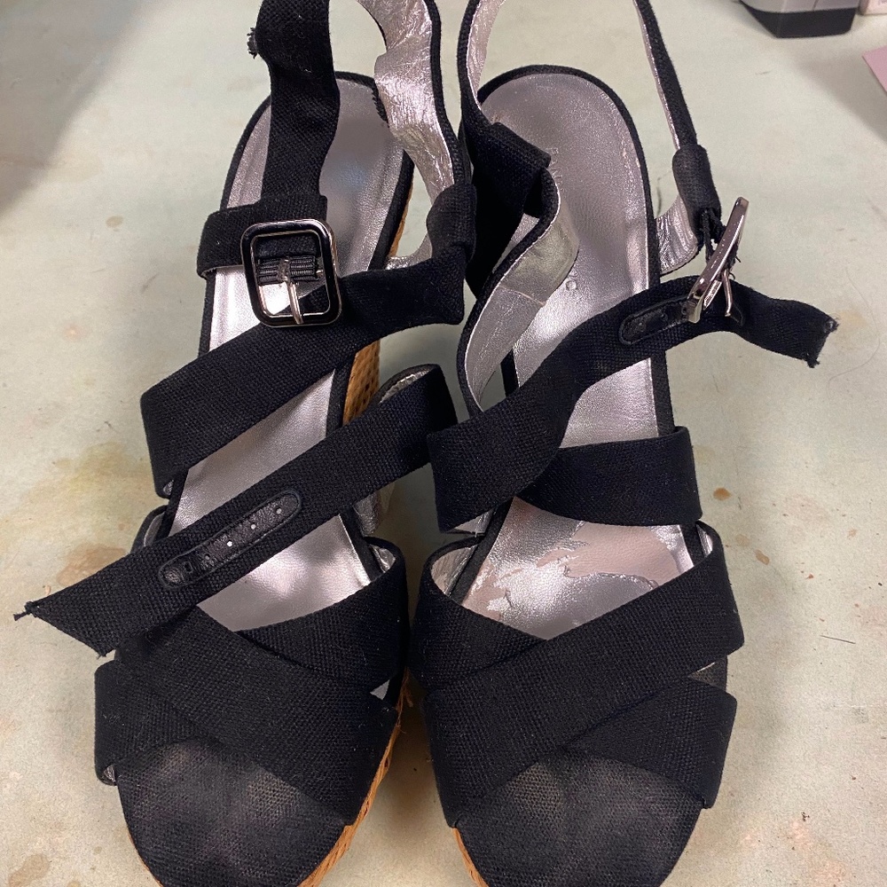 Wicker and black wedge platforms